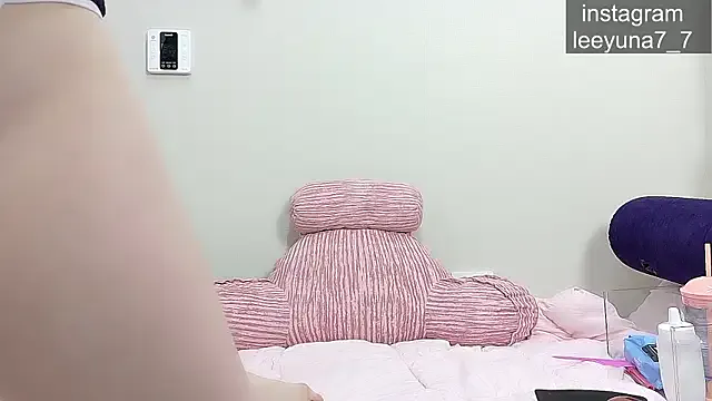 roouse – webcam model profile photo Image 8