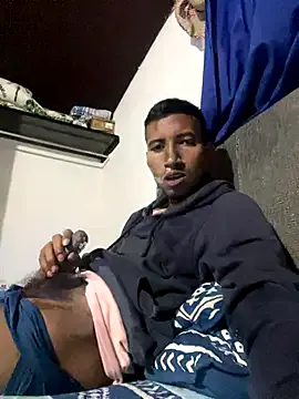 roouse – webcam model profile photo Image 3