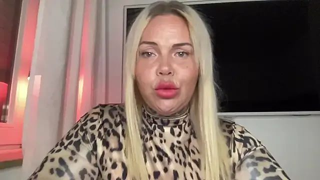 roouse – webcam model profile photo Image 5