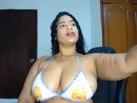 Yaya--728 – webcam model profile photo Image 9