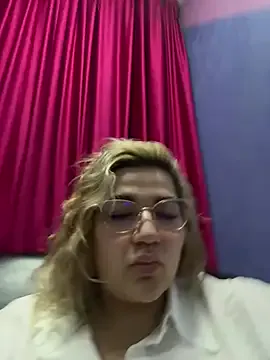 roouse – webcam model profile photo Image 16