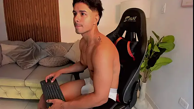  – webcam model profile photo Image 18