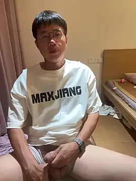 VIKITOMMY – webcam model profile photo Image 11