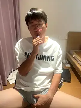 VIKITOMMY – webcam model profile photo Image 16