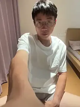 VIKITOMMY – webcam model profile photo Image 17