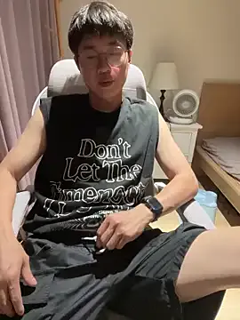 VIKITOMMY – webcam model profile photo Image 2