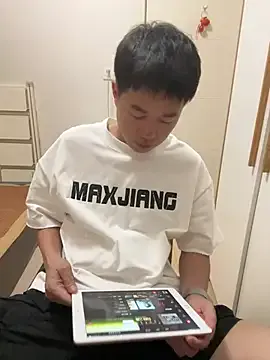 VIKITOMMY – webcam model profile photo Image 3