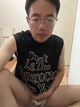 VIKITOMMY – webcam model profile photo Image 4