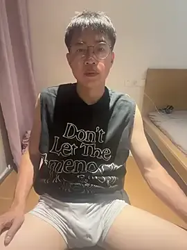 VIKITOMMY – webcam model profile photo Image 8