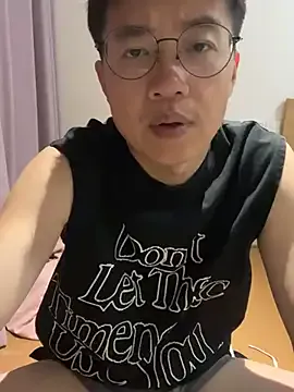 VIKITOMMY – webcam model profile photo Image 9