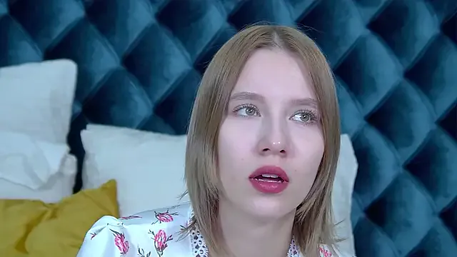 roouse – webcam model profile photo Image 11