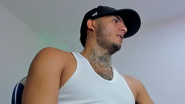 roouse – webcam model profile photo Image 4