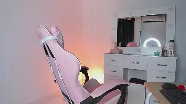 nicole111 – webcam model profile photo Image 11