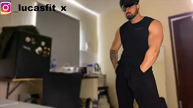 roouse – webcam model profile photo Image 10