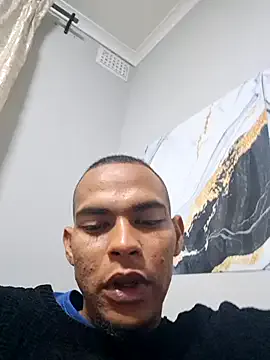 roouse – webcam model profile photo Image 4