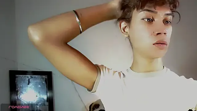 LT-333 – webcam model profile photo Image 11