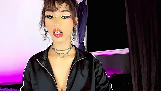 LT-333 – webcam model profile photo Image 4