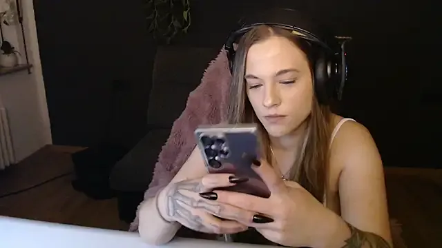 seraphine23 – webcam model profile photo Image 2