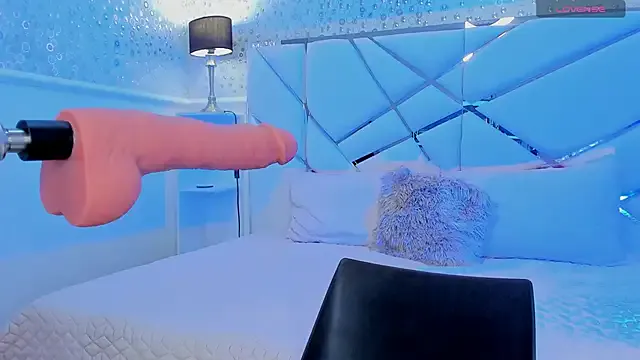 LT-333 – webcam model profile photo Image 17