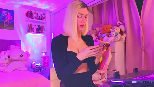 roouse – webcam model profile photo Image 4