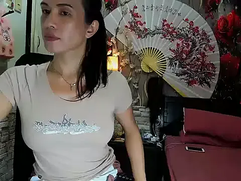 roouse – webcam model profile photo Image 4