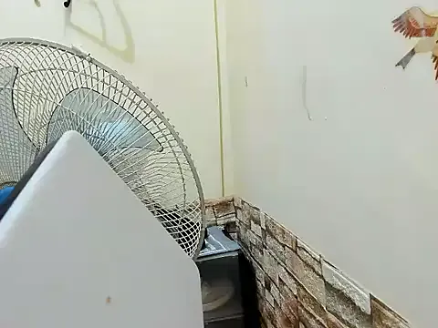 roouse – webcam model profile photo Image 9