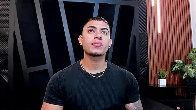 roouse – webcam model profile photo Image 13