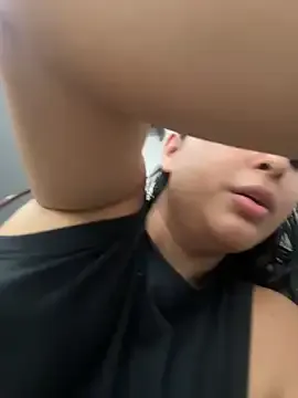 SheIsSomething – webcam model profile photo Image 17