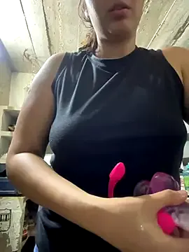 SheIsSomething – webcam model profile photo Image 7