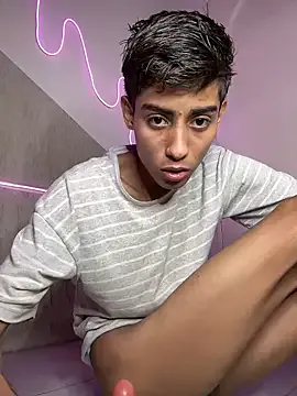 roouse – webcam model profile photo Image 3