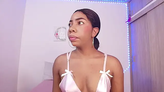 maataaan – webcam model profile photo Image 12