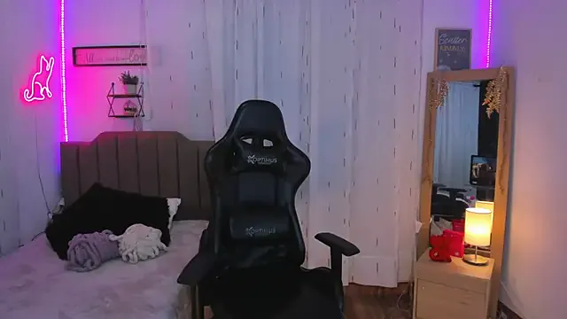 roouse – webcam model profile photo Image 14