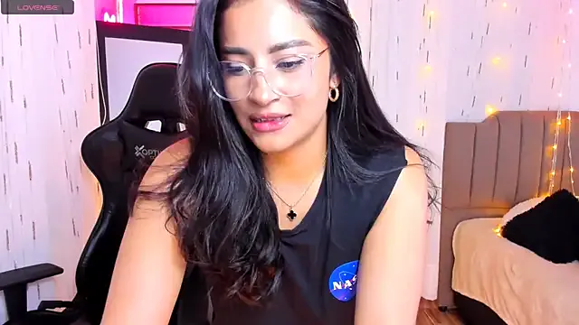 roouse – webcam model profile photo Image 3