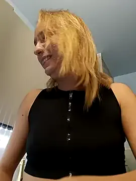 Curlyierr – webcam model profile photo Image 11