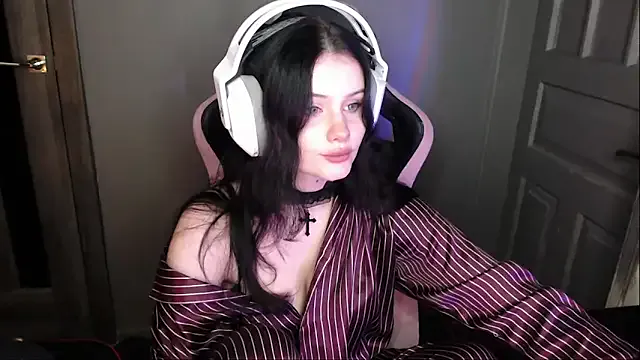 Evelinia – webcam model profile photo Image 4