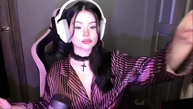 Evelinia – webcam model profile photo Image 5