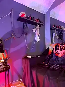 Faidraishere – webcam model profile photo Image 4