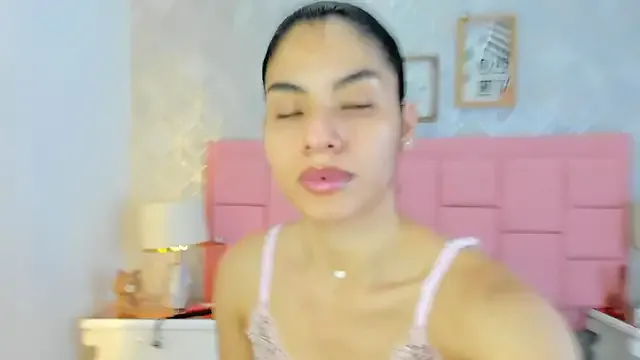  – webcam model profile photo Image 13