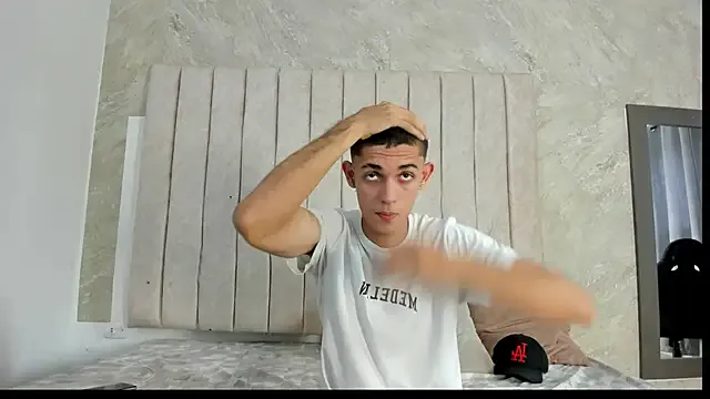roouse – webcam model profile photo Image 2