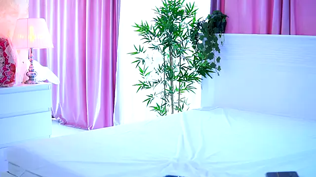 roouse – webcam model profile photo Image 4