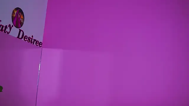 roouse – webcam model profile photo Image 9