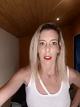 senachinnn – webcam model profile photo Image 3