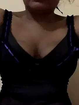 roouse – webcam model profile photo Image 4