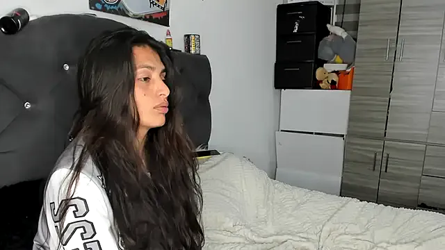 roouse – webcam model profile photo Image 3