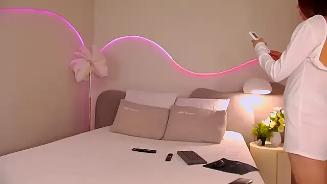 LT-333 – webcam model profile photo Image 10