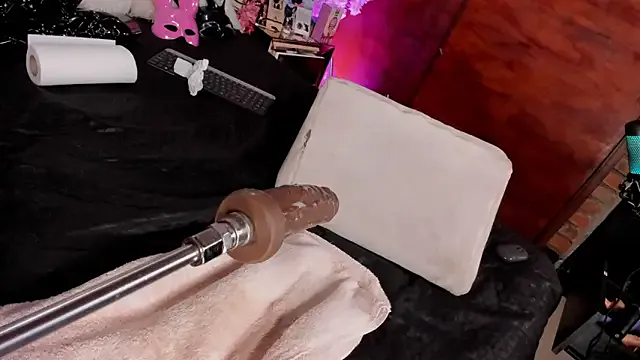 roouse – webcam model profile photo Image 12