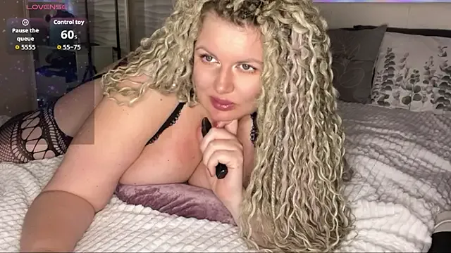Nivika – webcam model profile photo