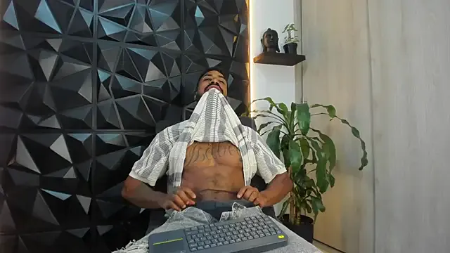 Jbear7127 – webcam model profile photo Image 3