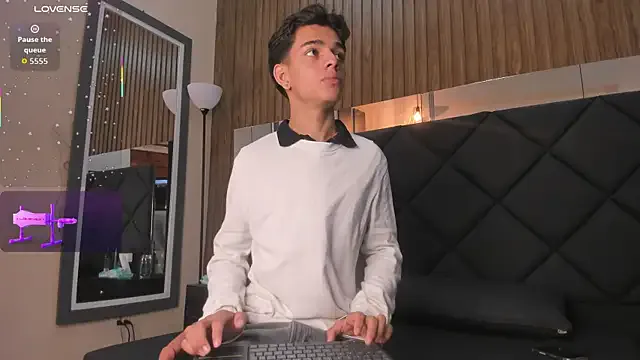 sora_to – webcam model profile photo Image 9