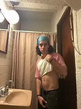roouse – webcam model profile photo Image 4